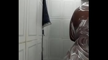 Preview 1 of Japanese Strapon Lesbians Movie5 - Tomando banho e sendo filmada sem saber,  mulatinha toda ensaboada