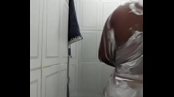 Preview 4 of Japanese Strapon Lesbians Movie5 - Tomando banho e sendo filmada sem saber,  mulatinha toda ensaboada