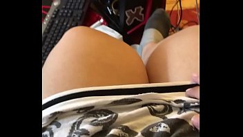 Preview 1 of Sixarbi - Trato de llamar la atenci&oacute_n de mi hombre con los pies mientras &eacute_l transmite en vivo.