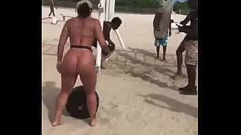 Preview 1 of Lightskin Twerk - Treinando Com O Fio Dental Atolado No Rabo