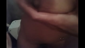 Preview 3 of India Hudli - Minha morena no banho