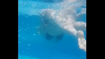 Preview 4 of See My Mom Fuck - Culona Robuda Nalgona Bajo El Agua