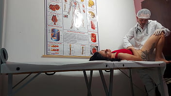 Preview 3 of Husband With Wife - Ginecologista enfia dedo no cu e fode paciente!