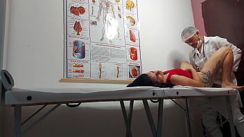 Preview 1 of Husband With Wife - Ginecologista enfia dedo no cu e fode paciente!