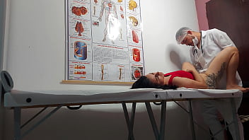 Preview 4 of Husband With Wife - Ginecologista enfia dedo no cu e fode paciente!