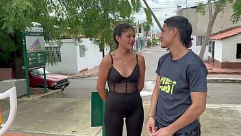 Preview 2 of Mous Bang - Juego con extra&ntilde_o en el parque al avioncito y termino llevandola a casa a darle una rica follada con mi enorme pene hasta darle toda mi leche en su co&ntilde_o. HL