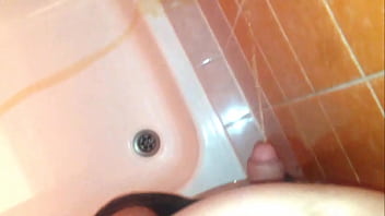 Preview 2 of Teen Girls Ten Years Sex - Andy pisst heimlich in die Dusche seiner Freundin
