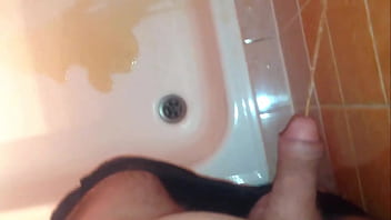 Preview 3 of Teen Girls Ten Years Sex - Andy pisst heimlich in die Dusche seiner Freundin
