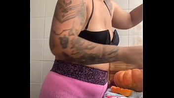 Preview 2 of Spay Salon - Estou fazendo janta pro amigo do meu marido,  ciente que eu serei a sobremesa dos dois - Hallowen