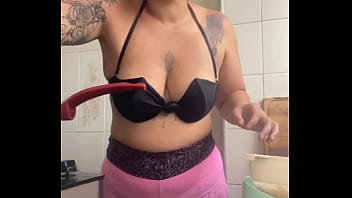 Preview 3 of Spay Salon - Estou fazendo janta pro amigo do meu marido,  ciente que eu serei a sobremesa dos dois - Hallowen