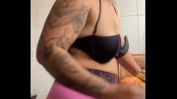 Preview 1 of Spay Salon - Estou fazendo janta pro amigo do meu marido,  ciente que eu serei a sobremesa dos dois - Hallowen