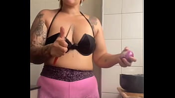 Preview 4 of Spay Salon - Estou fazendo janta pro amigo do meu marido,  ciente que eu serei a sobremesa dos dois - Hallowen