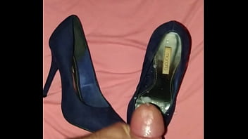 Preview 2 of Vol Harbvol Cord - Gozando escondido no sapato Scarpin Mariota da prima de madrugada!
