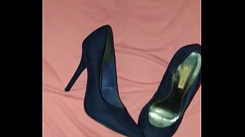 Preview 1 of Vol Harbvol Cord - Gozando escondido no sapato Scarpin Mariota da prima de madrugada!