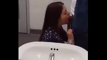 Preview 1 of Maria Ozawa Cum Sex Xxxx - Novinha pagando boquete gostoso no banheiro p&uacute_blico