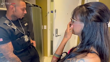 Preview 2 of Big Bustymilf - Policia da ROTA prendeu o pau na minha buceta e da minha irm&atilde_