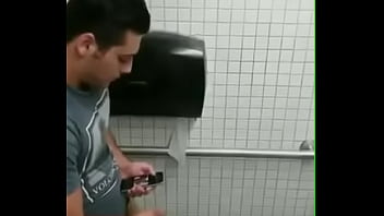 Preview 1 of Hegira Sex - Hetero en el ba&ntilde_o