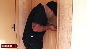 Preview 1 of Xnxx Arob - Ruivinha faz sexo para n&atilde_o ser assaltada