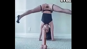 Preview 1 of Mom Tkw Friend - Safada acrobata sentando no pau gigante. Mulher com precis&atilde_o impressionante na buceta.