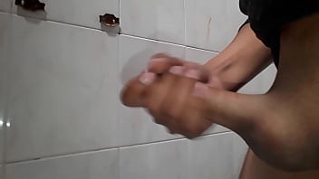 Preview 2 of Exploited Shi Reeves - Masturbandome en un ba&ntilde_o