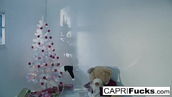 Preview 1 of Sonny Leon Pussy Kiss - Capri Gets Hot And Naughty