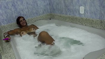 Preview 1 of Old Litil Sex Boj Puri - Melissa Devassa quando n&atilde_o tem rola vai de brinquedo na banheira.