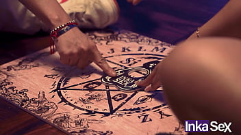 Preview 1 of Glomer Sex - Andrea Andrade y su novio juegan la ouija invocando una entidad sexual de la cual se arrepentir&aacute_n &ndash_ Halloween