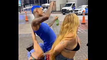 Preview 1 of Cunnilingus In Taxi - Grupo de amigos sai pra divertir e acabam fudendo no pelo no meio da rua.