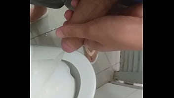 Preview 3 of Measuring A Men Gail - BATENDO UMA NO BANHEIRO DO MERCADO
