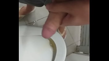 Preview 4 of Measuring A Men Gail - BATENDO UMA NO BANHEIRO DO MERCADO