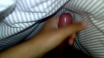 Preview 2 of Www Bangla Sexy Xvideo Com - Punheta com gozada de baixo do cobertor