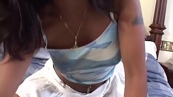 Preview 1 of R In - Elle &eacute_tait d&eacute_j&agrave_ excit&eacute_e depuis quelque temps d&eacute_j&agrave_,  maintenant la queue et la rend bien,  elle peut alors injecter tout le jus sur les seins avec beaucoup de puissance ...