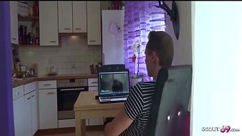 Preview 1 of Xbox Play - Stief Schwester erwischt Bruder und hilft mit Anal Fick - German Sister