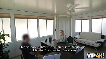 Preview 1 of Old Man Master Bite - VIP4K. La bella bionda Allie da volentieri la sua femminuccia allagente di prestito