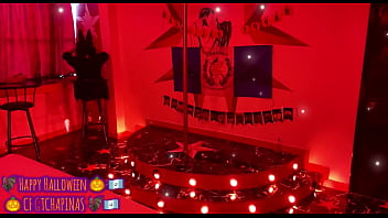 Preview 1 of Bronzes Mom - De conejita playboy les dice Happy Halloween en la pasarela su Chapina Bella