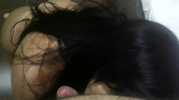 Preview 1 of Amateur Suisse - Pamela Ferrary comendo chocolate com leitinho