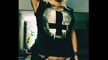 Preview 2 of Xnxx Khun - KELLY GARRET DESPUES DE UN LARGO DIA DE CANTAR ROCK ENSE&Ntilde_A SU INSTRUMENTO MAS PRECIADO .