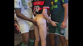 Preview 2 of Old Sex Porn - Dois palmeirenses ativo pega de jeito o flamenguista passivo