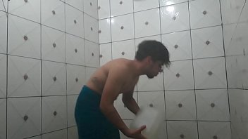 Preview 4 of Caught Fucking And Kept Going - Tomando banho De Tigela O Flakael Vlogs