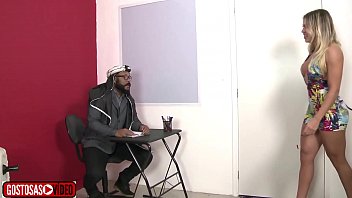 Preview 1 of Karle Grey Porno - Charlat&atilde_o sexual com Manu fox e jota