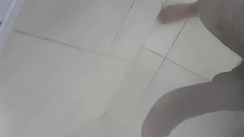 Preview 1 of Two Blonde Teens Share Boyfriend - Punheta gostosa no banho