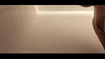 Preview 1 of Young And Crazy - Masturbandome en el shower
