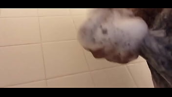 Preview 4 of Young And Crazy - Masturbandome en el shower
