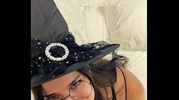 Preview 1 of Mom Cauthch - Sempre falei que o que a Debora Prado faz com o meu pau &eacute_ bruxaria e ela se vestiu de bruxinha pra engolir minha vara