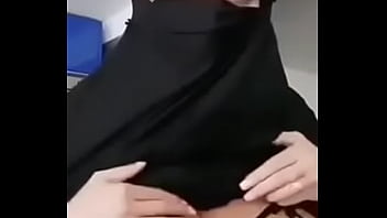 Preview 1 of Orgasm While Reading Book Men - Gostosa peituda de hijab faz strip