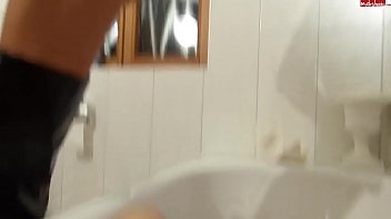 Preview 4 of Gay Girdle Porn - deep inside Daisy - Vollgepisstes Fickopfer