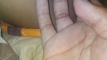 Preview 3 of Wife F Husband Hubbys Friend - Ella se masturba por primera vez y la pobre no sabe como