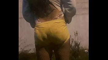 Preview 2 of Ladyboy Fucking - Bruninha de shorts de lycra 3