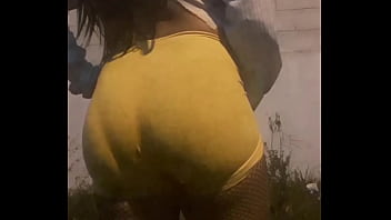 Preview 4 of Ladyboy Fucking - Bruninha de shorts de lycra 3