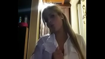 Preview 1 of Sexo Enfiestasxxx - Latina gostosa mostrando seus peitos